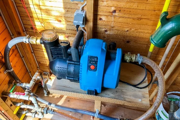 Wasserpumpe im Gartenhaus